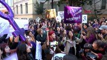 Polis İstiklal Caddesi'nde Yürümek İsteyen Kadınlara İzin Vermedi 4