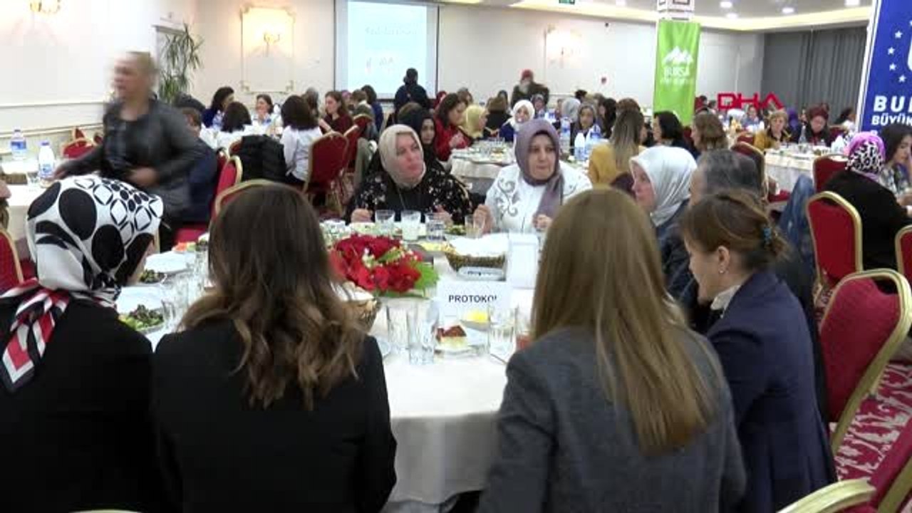 Bursa Büyükşehir Belediye Başkanı Alinur Aktaş 350 Kadına Karanfil Dağıttı