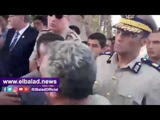محافظ الشرقية يقبل رأس والد شهيد الشيخ زويد