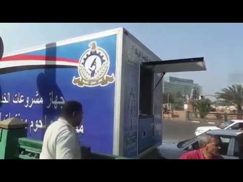 صدى البلد | إقبال على سيارة بيع السلع الغذائية أمام مجمع التحرير