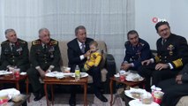 Milli Savunma Bakanı Hulusi Akar'dan Şehit Evine Ziyaret