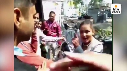 મેસેજ કરીને હેરાન કરનાર પર સિંહણની જેમ તૂટી પડી યુવતી