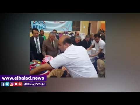 وزير التنمية المحلية ومحافظ المنيا يوزعان حقائب مدرسية على طلاب مدرسة ابتدائية