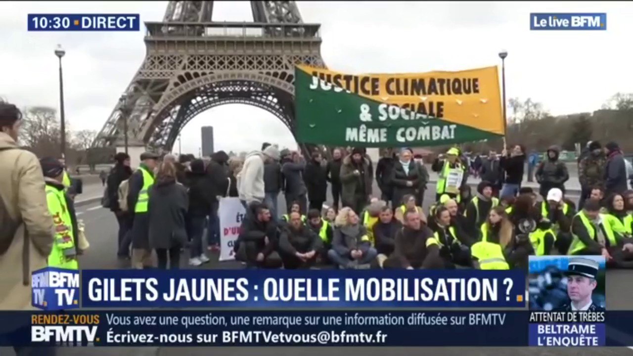 Quelques gilets jaunes réalisent un sit-in devant la Tour Eiffel ce matin