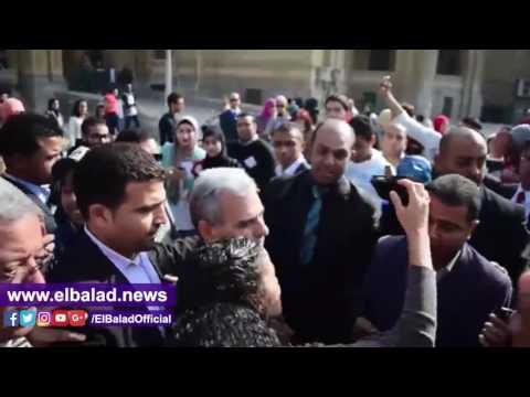 صدى البلد | جابر نصار يلتقط السيلفى مع طلاب جامعة القاهرة