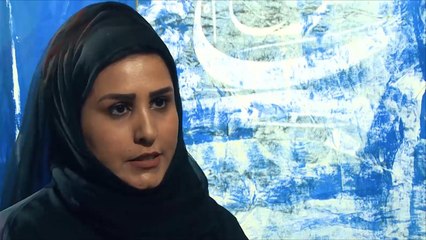 تشكيلية قطرية تستخدم سعف النخيل لتصميم الأزياء