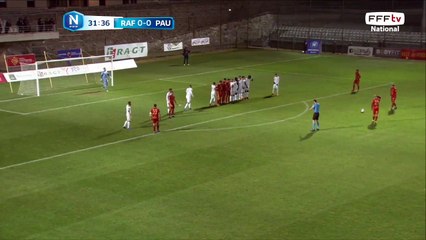 Le coup franc passe au dessus des buts.