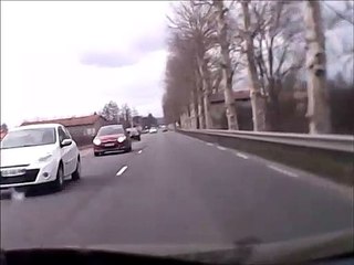 Sur la route, un matelas éclate son pare-brise