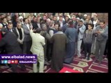 صدى البلد | مشهد مبكي لشقيق شهيد الارهاب بالفيوم أثناء تشييع جنازته