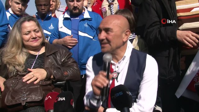 Tunç Soyer, tekerlekli sandalye ile şehri turladı