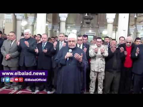 صدى البلد | محافظ الفيوم يتقبل العزاء مع والد شهيد الواجب الوطنى امام مسجد ناصر
