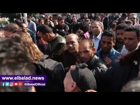 صدى البلد | انهيار سيدة اثناء خروج جثامين شهداء العباسية من كنيسة