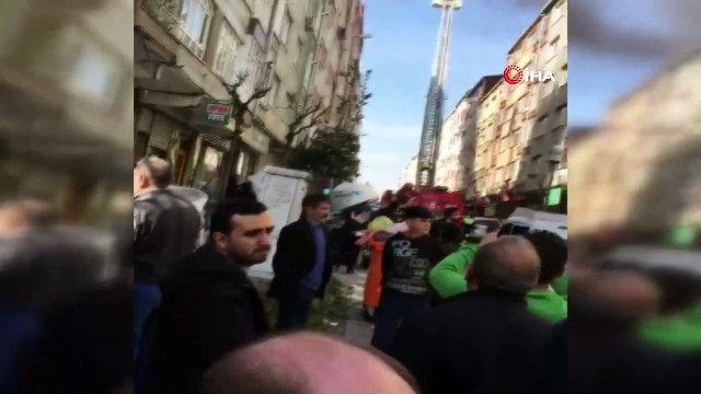 Güngören'de 6 katlı binanın çatısında yangın çıktı