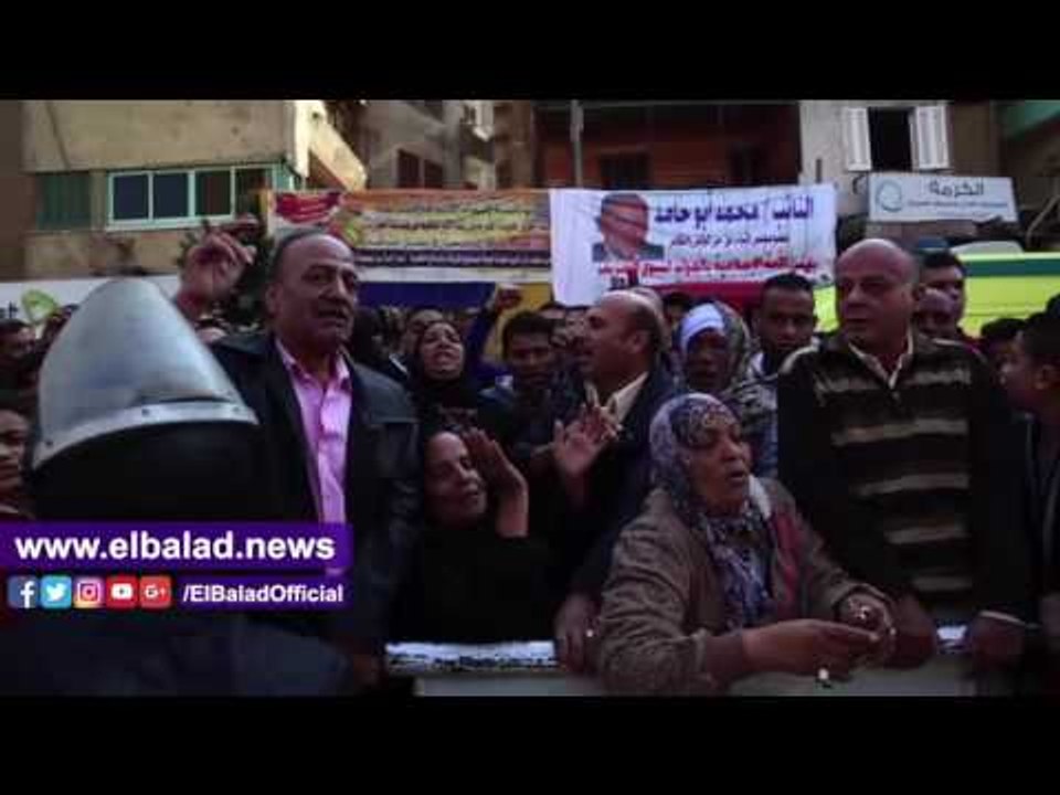 صدى البلد | مئات أمام الكاتدرائية: "يا قبطي حقك عليا دمك غالي علي"