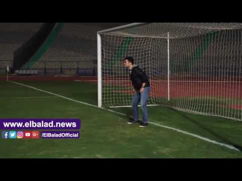 صدى البلد |المشرف على الكرة بنادي «سيراميكا كليوباترا» يتصدى لتسديدات طارق أبو العينين