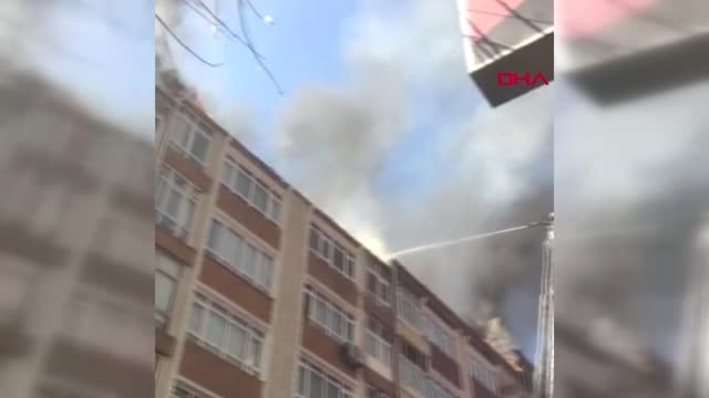 İstanbul- Güngören'de İki Binanın Çatısı Alev Alev Yandı