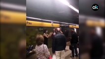 Manifestante hace una pintada en el Metro de Barcelona y se encara con el agente de seguridad