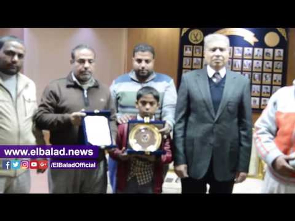 صدى البلد |مدير أمن الفيوم يكرم أسرة شهيد الإرهاب بالعريش