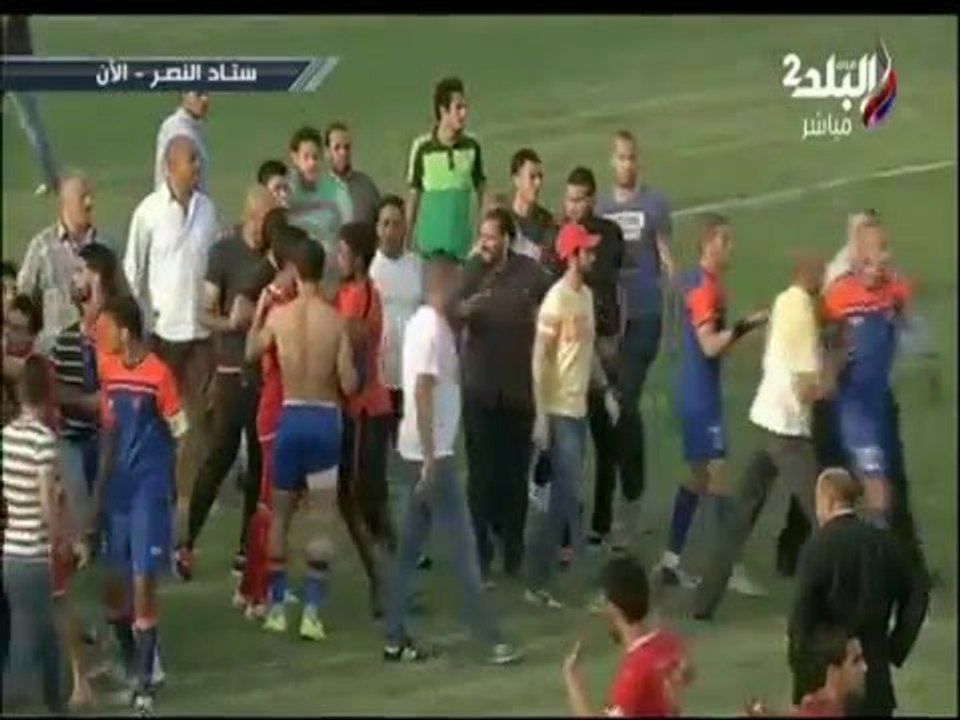 فريق الشمس يعتدون بالضرب على حكم المباراة | ملعب البلد