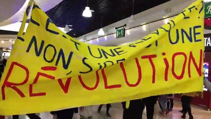 Les gilets jaunes dans le centre commercial de Hautepierre
