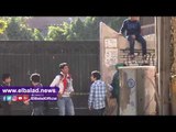 صدى البلد |طلاب بالقناطر الخيرية يتسلقون سور مدرسة للعب الكرة