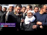 صدى البلد |نوبة بكاء خلال تشييع جثمان الشهيد محمد عبد الجواد بالفيوم