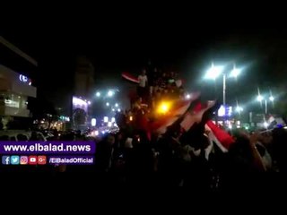صدى البلد |  جيش من المصريين يحتفل بفوز المنتخب على سيارة "نقل"