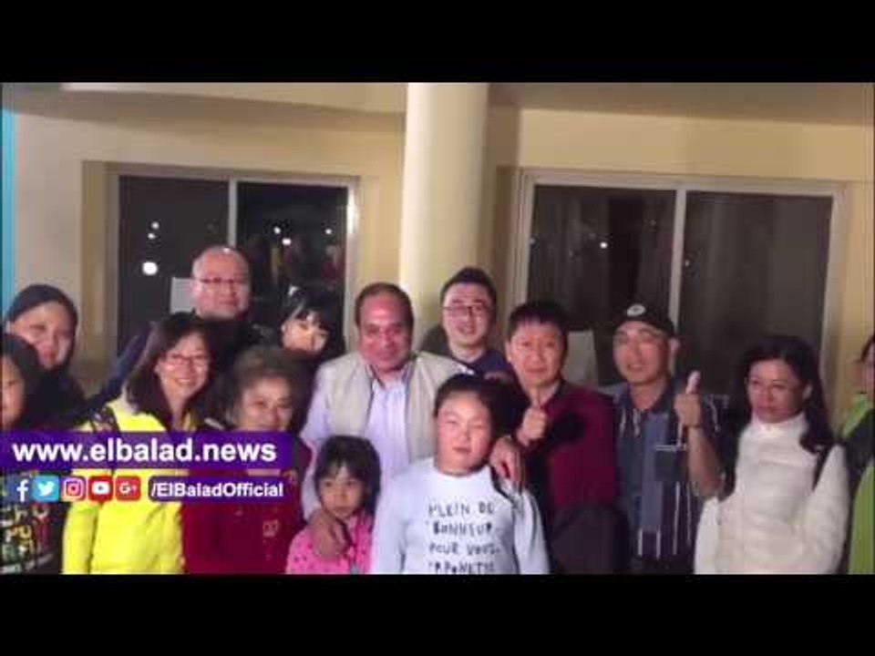 صدى البلد | سياح يلتقطون صور تذكارية مع الرئيس السيسى باسوان