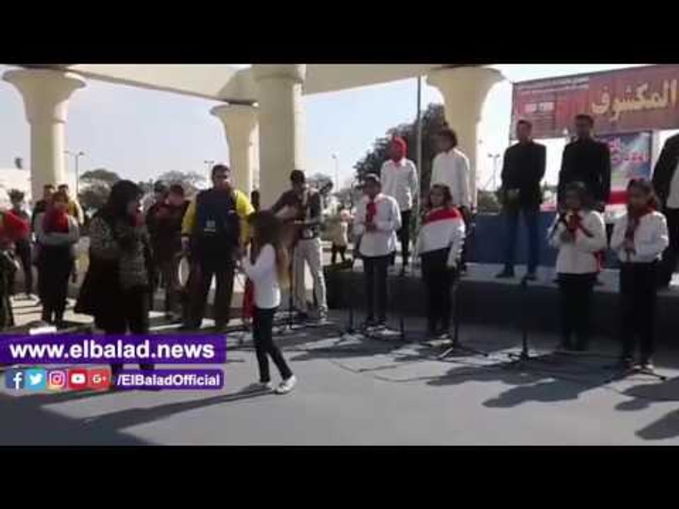 صدى البلد | ازدحام المواطنين أمام عرض " ماما نونا " للطفلة حنين