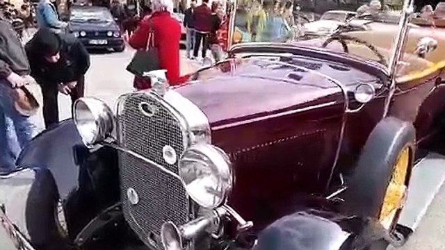 Les voitures anciennes s'exposent devant les Halles d'Avignon.