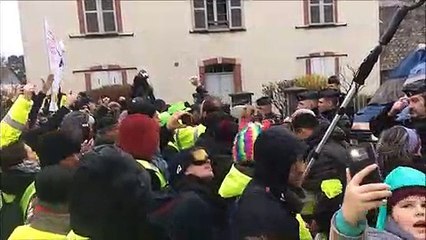 Besançon : les gilets jaunes entonnent une chanson devant la prison