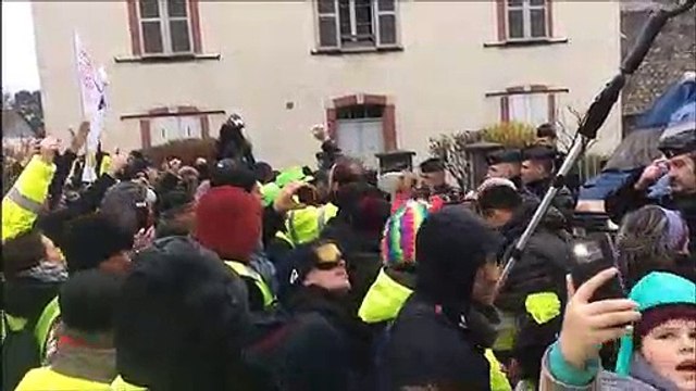 Besançon : les gilets jaunes entonnent une chanson devant la prison