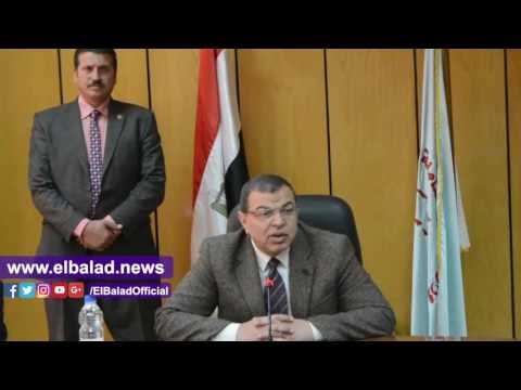 صدى البلد | وزير القوى العاملة يسلم 25 عاملا عقود للعمل بالكويت