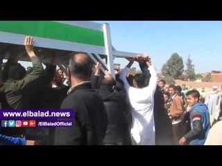 صدى البلد |  إصرار سيد عبد الحفيظ على حمل جثمان والده حتى المقابر