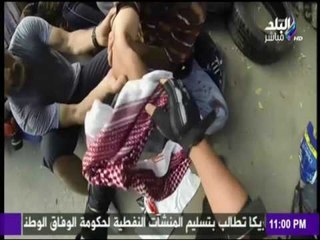 على مسئوليتي - ضابط يعالج أحد المصابين مع معتصمو رابعة أثناء الفض