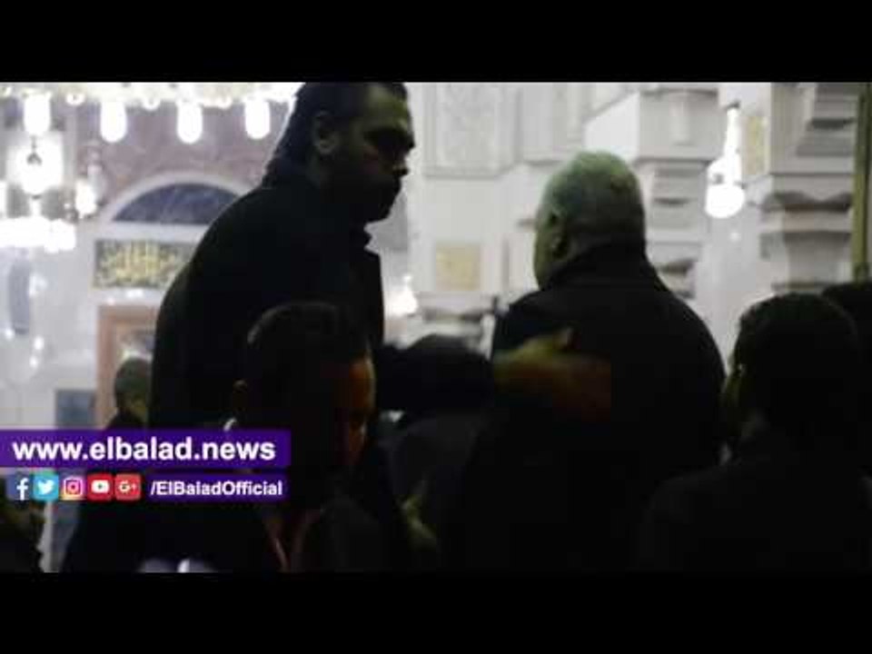 صدى البلد |  أشرف زكي ودرة يقدمان العزاء في وفاة والد أمير كرارة