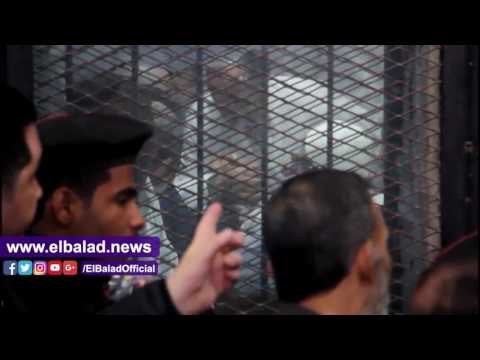 صدى البلد | متهم بـ فض رابعه يقبل يد المرشد داخل القفص