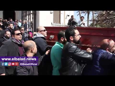صدى البلد | خروج جثمان والد الفنان أمير كرارة عقب أداء صلاة الجنازة