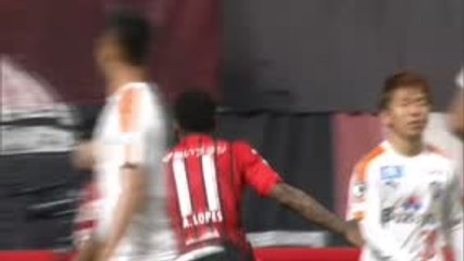 لقطة: كرة قدم: أندرسون لوبيز بطل الأربعة يقع خلف لوحة إعلانات أثناء الاحتفال بهدفه الثاني