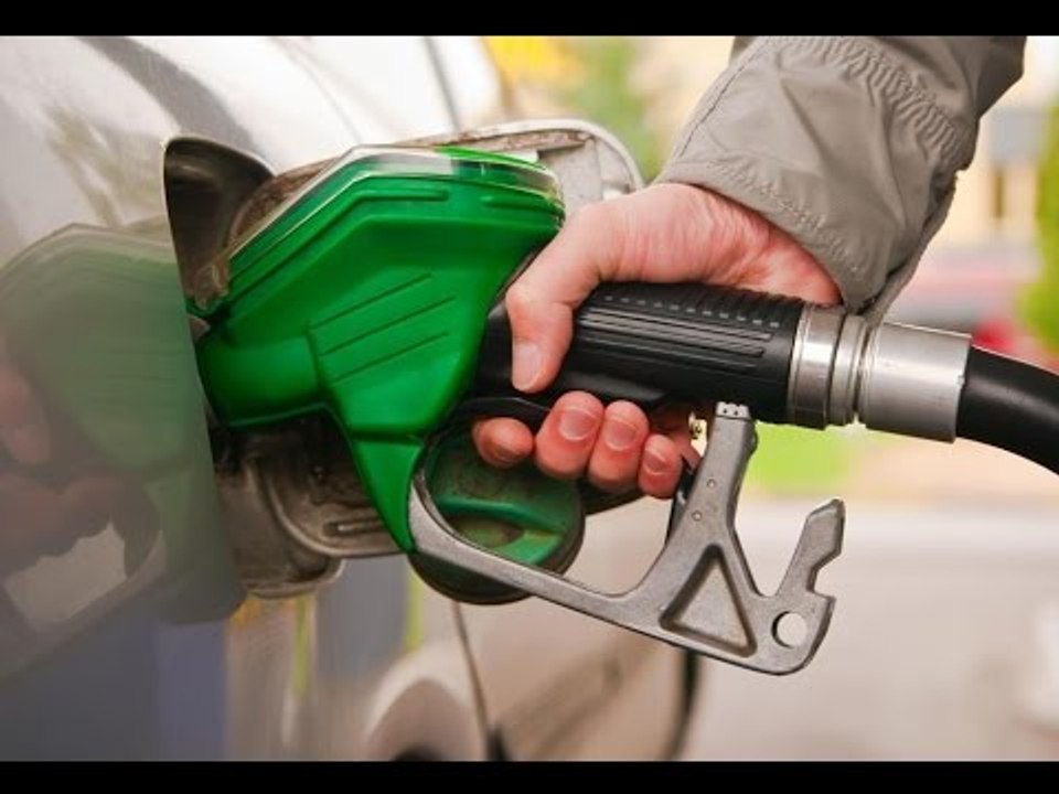 نائب رئيس هيئة البترول يوضح صحة زيادة اسعار البنزين