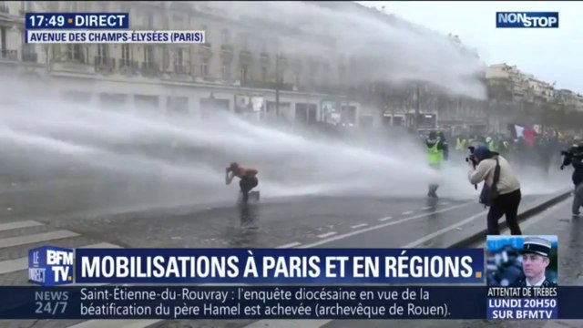 Gilets jaunes: des canons à eau sont utilisés sur les Champs-Élysées pour faire reculer des manifestants