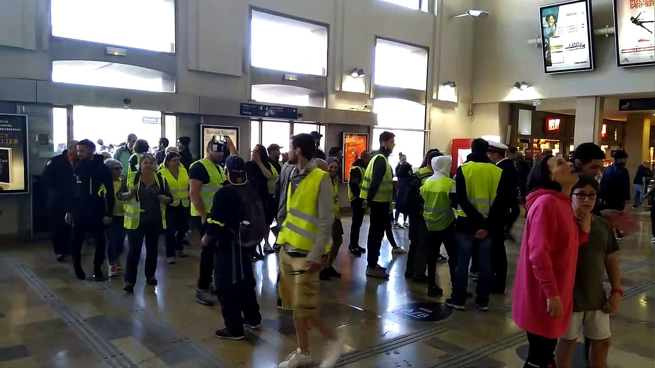 Les Gilets jaunes chantent dans la gare, le cortège se disperse