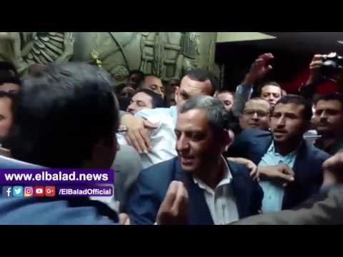 صدى البلد |نقيب الصحفيين الجديد يحتضن «قلاش» عقب الفوز بالانتخابات