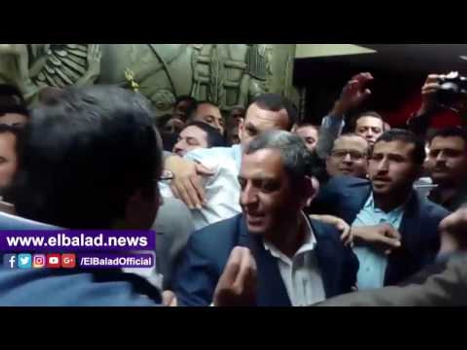 صدى البلد |نقيب الصحفيين الجديد يحتضن «قلاش» عقب الفوز بالانتخابات