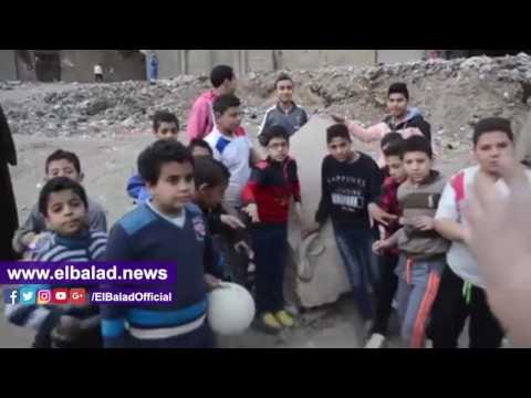 صدى البلد |أطفال المطرية يلعبون برأس تمثال رمسيس وسط غياب الآثار