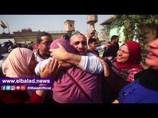 صدى البلد | المفرج عنهم بقرار "السيسي".. شاب يطوف بوالدته محيط سجن طره.. وآخر يقبل يدها