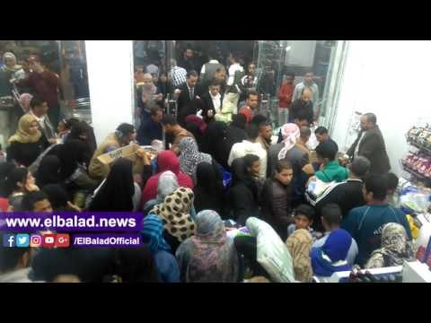 صدى البلد | تكدس المواطنين أمام متجر فى طور سيناء بسبب تخفيض الاسعار30%