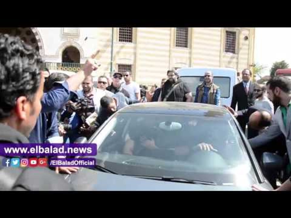 صدى البلد | خالد سليم يسيطر على دموعه في جنازة والده