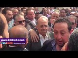 صدى البلد | النائب محمد عبد الغني يبكي أثناء جنازة والدته