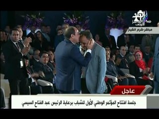 الرئيس السيسي يقبل رأس البطل الباراليمبي إبراهيم حمدتو فى مؤتمر الشباب